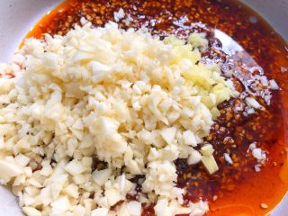 10、蒜泥白肉,放入姜末和蒜末