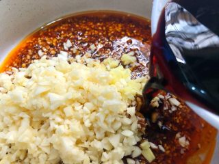 11、蒜泥白肉,倒入40g生抽