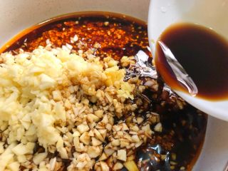 12、蒜泥白肉,放入10g香醋