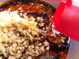 13、蒜泥白肉,倒入10g芝麻油