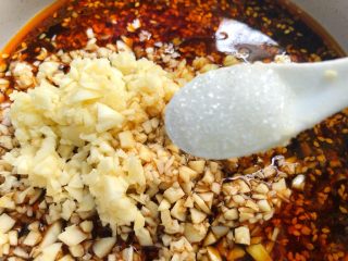 14、蒜泥白肉,放入8g白糖