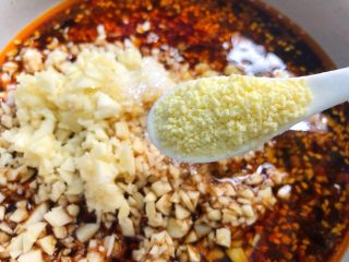 15、蒜泥白肉,放入5g鸡精