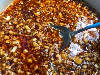 16、蒜泥白肉,搅拌均匀待用