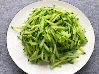 17、蒜泥白肉,黄瓜洗净用工具刨成丝，当然也可以用手工切丝哈