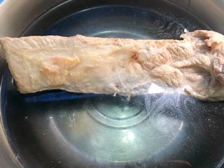 18、蒜泥白肉,五花肉煮好夹到冰水里浸泡15分钟