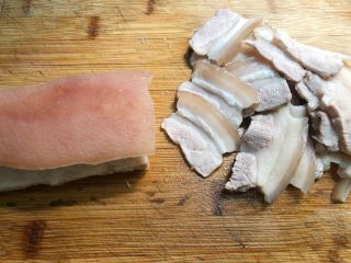 19、蒜泥白肉,浸泡好切薄片，越薄越好