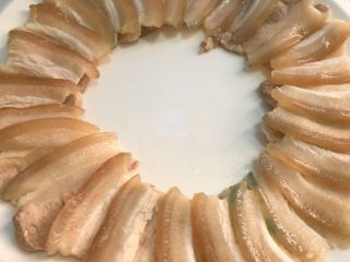 20、蒜泥白肉,切好摆盘