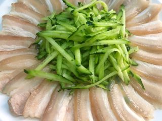 21、蒜泥白肉,在盘中间放上黄瓜丝