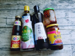 3、家常红烧鸡块,准备酱料。(也可以根据自己口味调味。)