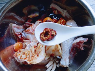 6、家常红烧鸡块,加入山楂干。