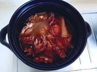 15、家常红烧鸡块,加入开水，大火烧开，转中小火炖40分钟。