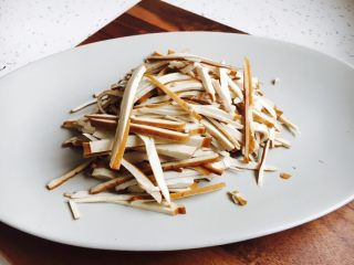 7、#绿色美食# 韭菜肉丝香干小炒,然后再切成丝。