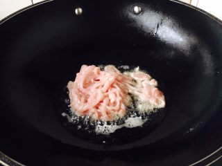 11、#绿色美食# 韭菜肉丝香干小炒,当油温5～6成热时，放入肉丝。