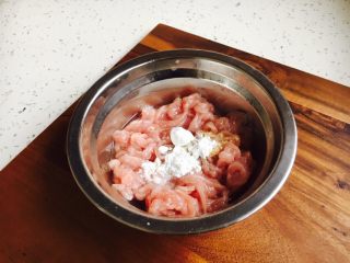 9、#绿色美食# 韭菜肉丝香干小炒,肉丝里放入少许白胡椒粉，少许盐（一小捏），1勺料酒，1勺淀粉，少许清水。