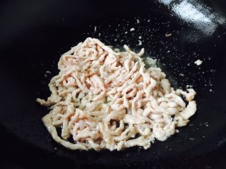 12、#绿色美食# 韭菜肉丝香干小炒,划炒至肉丝变色，盛出备用。