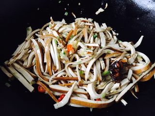 16、#绿色美食# 韭菜肉丝香干小炒,调至中火，注意翻炒香干丝避免粘锅。