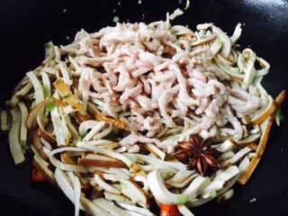 17、#绿色美食# 韭菜肉丝香干小炒,放入肉丝。