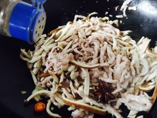 18、#绿色美食# 韭菜肉丝香干小炒,放少许白胡椒粉。