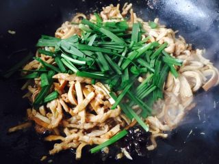 21、#绿色美食# 韭菜肉丝香干小炒,放入韭菜段，翻炒均匀。