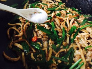 22、#绿色美食# 韭菜肉丝香干小炒,放入少许盐调味。