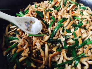 23、#绿色美食# 韭菜肉丝香干小炒,放入一小捏的白糖提鲜，滴入半小勺的花椒油提香，翻炒均匀即可。