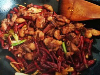 18、椒香辣子鸡,倒入炸好的鸡块，大火不断翻炒两分钟