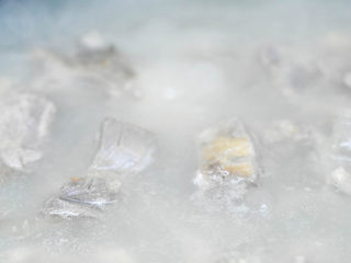 5、风干羊肉火锅,羊肉加水，花椒，生姜片，料酒煮沸。