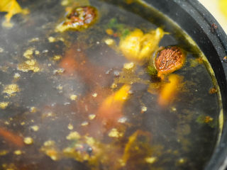 11、风干羊肉火锅,倒入水，水多些。