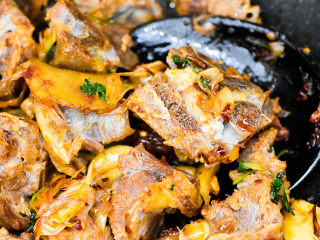 9、风干羊肉火锅,放入羊肉翻炒。