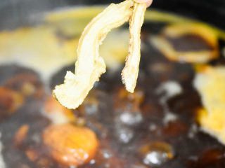 12、风干羊肉火锅,大火煮开，放两片当归。冬日当归和羊肉是非常棒的搭档。（没有可以不放）