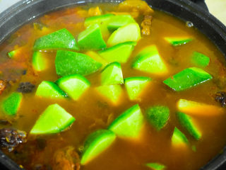 14、风干羊肉火锅,放入青萝卜，继续炖30分钟。