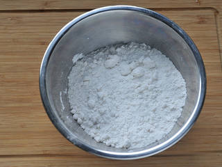 3、桂花蔓越莓松糕,糯米粉、大米粉和细砂糖混合，缓缓倒入清水，边倒边搅拌，然后用手捏成松散颗粒（无干粉、全部粉类摸上去都有点湿润感状态）。