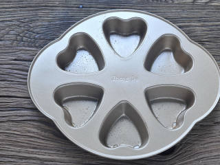 5、桂花蔓越莓松糕,模具壁刷一层食用油防粘。我用的是烘焙小蛋糕的模具，固底所以抹油，你们也可以用慕斯模，在底下垫一层油纸，慕斯模具放在油纸上，因为慕斯模没有底比较方便脱模，所以不需要刷油。