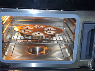 8、桂花蔓越莓松糕,蒸熟。用明火蒸锅蒸的话，中大火30分钟，我用的蒸箱，95度50分钟。出炉脱模即可食用。