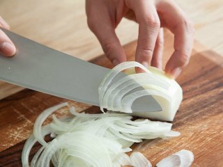 1、 泰式大虾炒粉,将白洋葱切薄丝，豆腐干切小丁