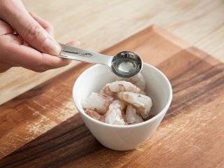 2、 泰式大虾炒粉,虾加1茶匙油拌匀，蒜压成泥备用