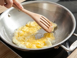 3、 泰式大虾炒粉,鸡蛋打散，锅内油热到冒烟，入蛋液翻炒