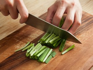 5、 泰式大虾炒粉,将韭菜切成段，炒粉酱和水调匀