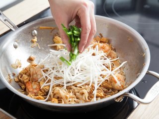 7、 泰式大虾炒粉,再加入豆芽、韭菜、盐翻炒