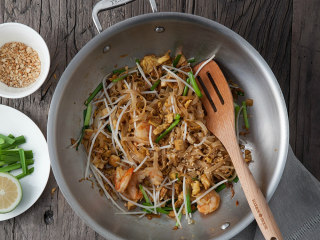8、 泰式大虾炒粉,盛盘配以新鲜韭菜嫩叶、豆芽和捣碎的花生碎，另加青柠即可