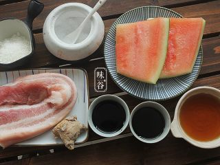 1、西瓜皮烧肉,准备好材料;