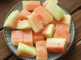 2、西瓜皮烧肉,西瓜皮切去大部分剩余的红色的瓜肉,削掉瓜皮,切成小块;