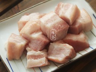 3、西瓜皮烧肉,五花肉切成麻将大小的块;