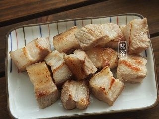 5、西瓜皮烧肉,炒锅内放入适量油,把五花肉放进去煎出油,煎至表面有点焦后乘起备用;