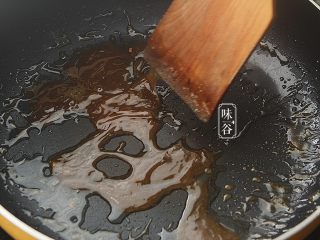 6、西瓜皮烧肉,炒至白糖融化后变褐色;