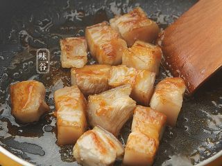 7、西瓜皮烧肉,把五花肉放进去翻炒,使每块五花肉都均匀的裹上糖浆;