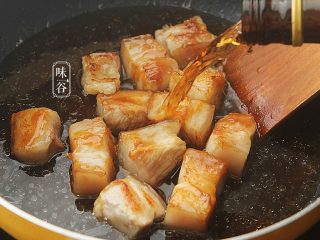 8、西瓜皮烧肉,倒入料酒,要没过五花肉;