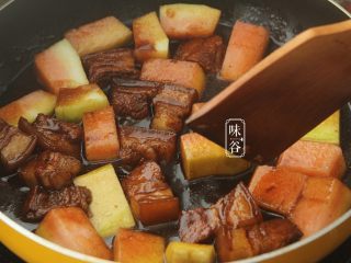 11、西瓜皮烧肉,把西瓜皮倒入翻炒均匀,再盖盖小火焖煮15分钟即可;