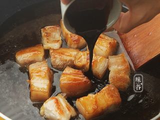 9、西瓜皮烧肉,倒入2大匙生抽和1大匙老抽;