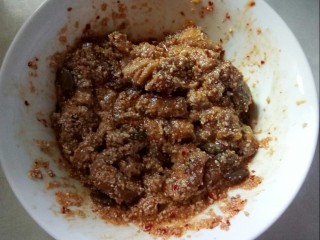 6、川香粉蒸肉,加水调至滋润。